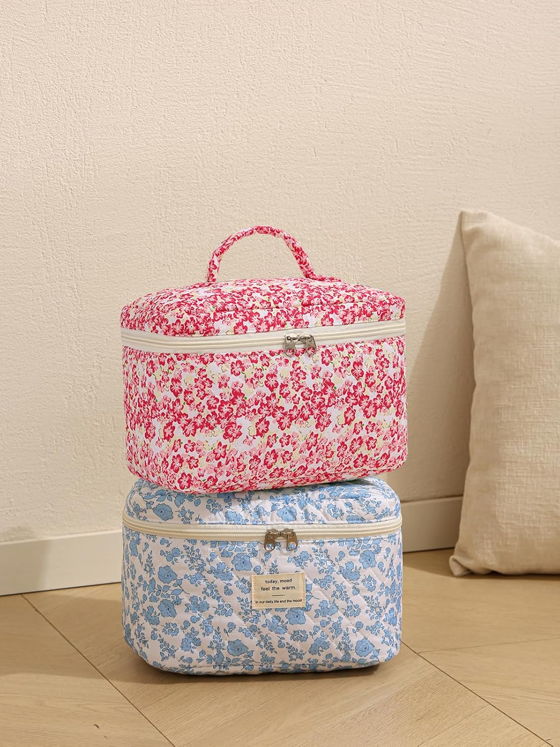 Large Travel Quilted Makeup Bag for Women Girls, Floral Cosmetic Bag, Cute Coquette Aesthetic Flowers Toiletry Organizer Bag Red Flower